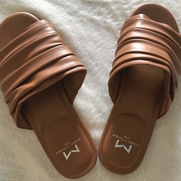 MARC FISHER New “OSWIN RUCHED SLIDE NATURAL” W/ BOX 7M - Picture 5 of 6